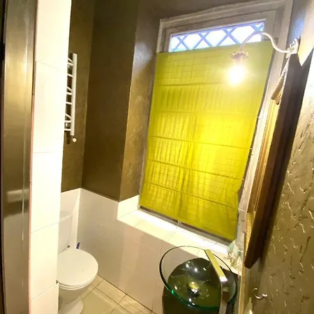 на вул. валова 21/16а Львів