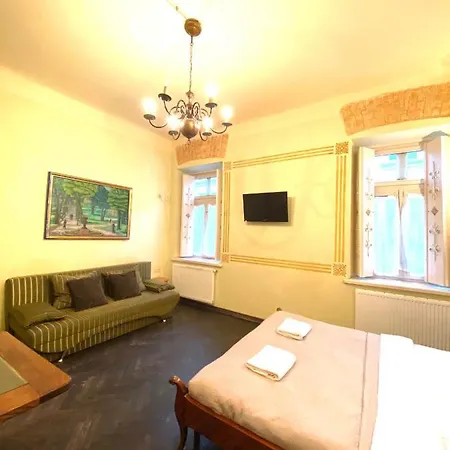 на вул. валова 21/16а Львів