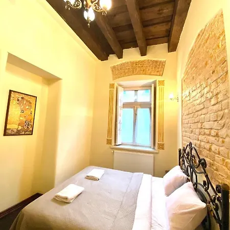 на вул. валова 21/16а Львів